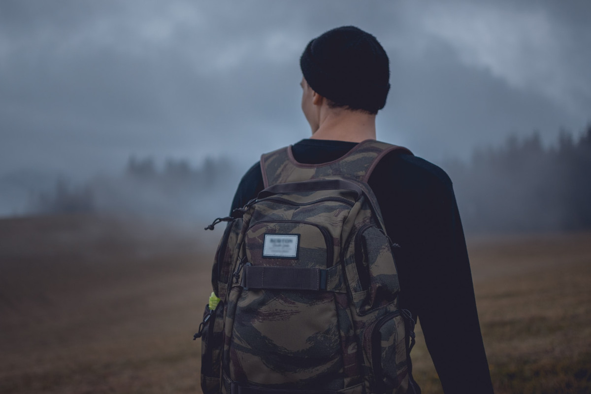 Sac tactique défiant la stratégie de l'homme gris